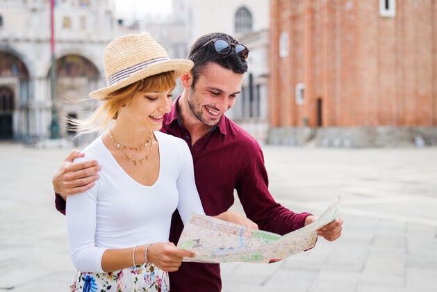 度假年轻夫妇在威尼斯游玩-游客在意大利旅游和观光威尼斯最相关的地标-关于生活方式 旅游 旅游的概念女孩浪漫情侣