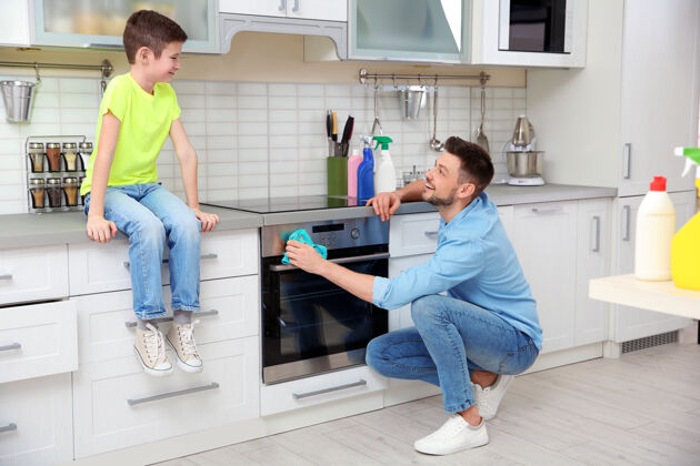 家务爸爸和儿子在家打扫卫生柜台孩子纯洁