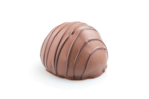 奶油一块巧克力糖孤立在白色表面健康各种特写