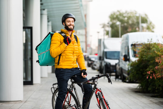 城市送菜服务 骑手用自行车送菜给客户-关于交通 送菜和技术的概念男人服务披萨