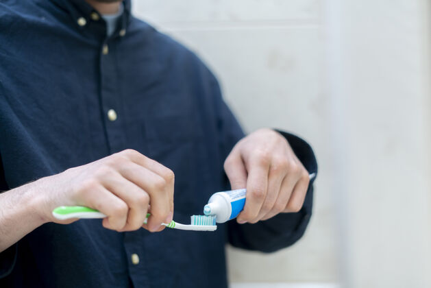 每天人挤牙膏的牙刷在浴室里牙齿应用牙科