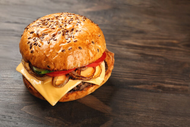 传统美味的汉堡包在木头表面汉堡包美食经典