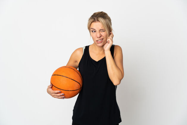 疼痛年轻的俄罗斯女子打篮球孤立的白色背景沮丧和掩耳盗铃球女人烦恼