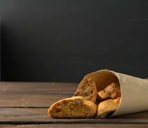 甜点烤意大利比斯科蒂饼干 木桌 复制空间饼干托斯卡纳烘焙