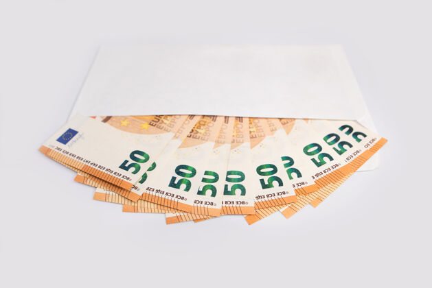 风扇50欧元钞票装在白色信封里 放在白色的表面上欧洲人金融投资