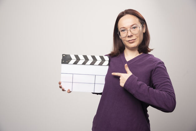磁带一位年轻的女士正在用一张高质量的白色照片播放电影录像带模型镜头女性