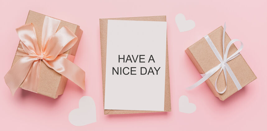 丝带送礼用纸条写在孤立的粉色空间里 爱情和情人节的概念用文字写有美好的一天浪漫爱情礼物