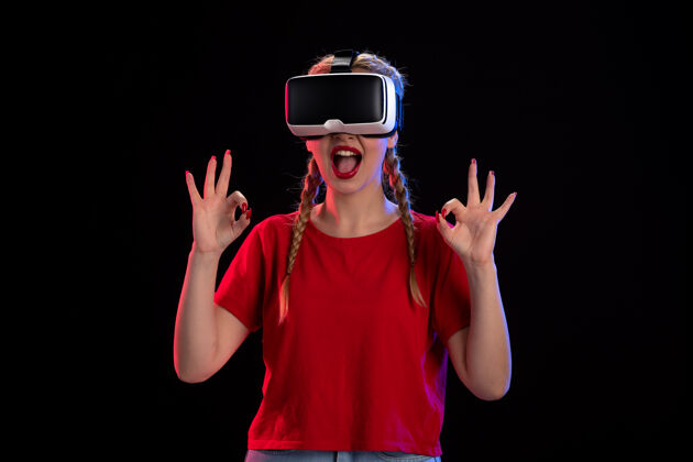 现实正面图为年轻女性在玩虚拟现实上的黑暗超声波幻想游戏年轻女性超声波护目镜