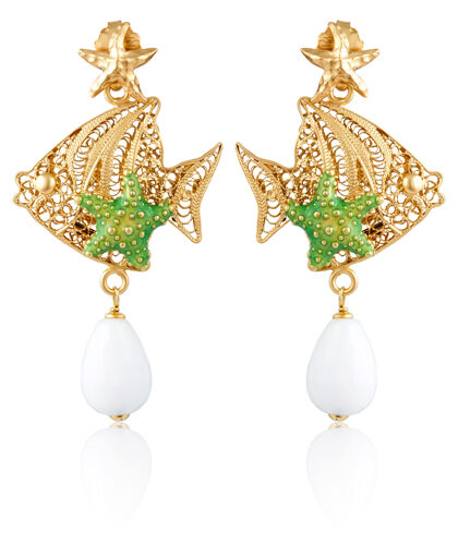 珠宝流行 时尚的银耳环夏季白色背景金属宏钢