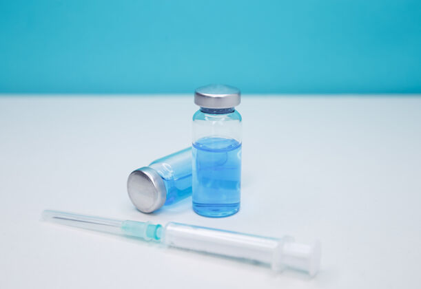 注射器一个注射器被注射进一个接种冠状病毒的小瓶里液体疫苗保健