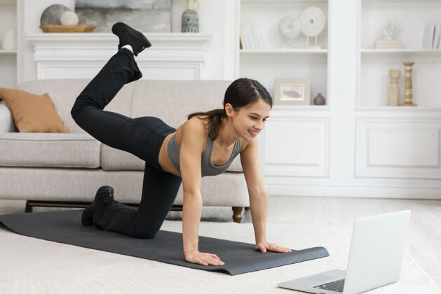 训练穿着运动服在家锻炼的女人女人身体运动