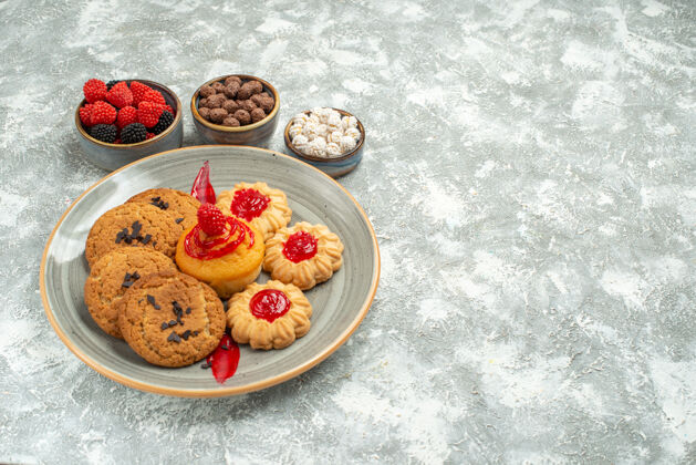 饼干正面图白色空间上有美味的饼干和糖果水果新鲜饼干