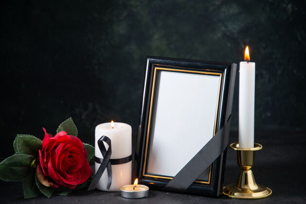 空白在黑暗中点燃蜡烛的相框前视图蜡烛玫瑰墙