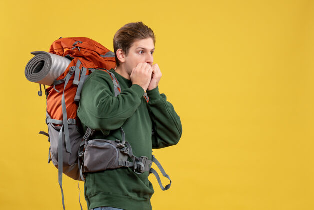 人正面图背着背包准备远足的年轻男性吓坏了小伙子旅游旅行者