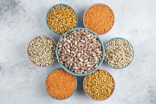 生的碗里有各种生豆子 玉米和红扁豆碗堆食物