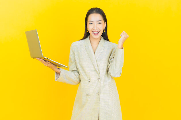 互联网画像美丽的亚洲年轻女子微笑着电脑笔记本在隔离墙上技术办公室乐趣