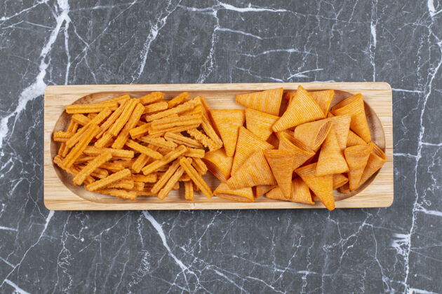 脆把三角碎片粘在木板上小吃薯条食物