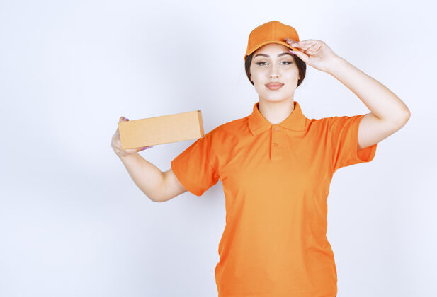 纸箱准备好工作了一个穿着橙色制服的女人准备好了女人惊人快乐