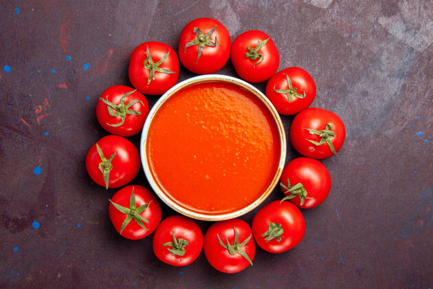 食物顶视图美味的西红柿汤配新鲜西红柿 背景为深色西红柿菜晚餐汤酱饭视图饮食水果