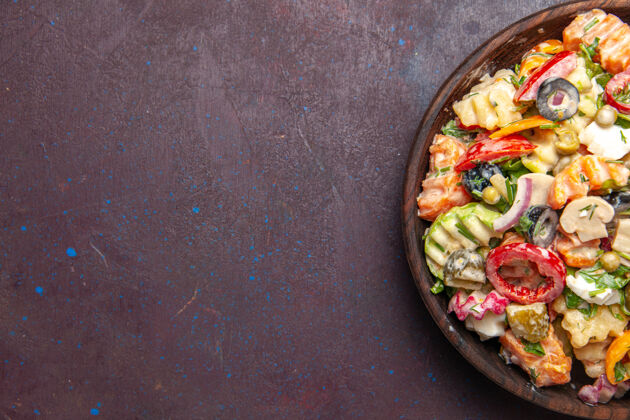 风景俯瞰美味的蔬菜沙拉橄榄西红柿蘑菇深色背景沙拉零食健康午餐蔬菜蔬菜营养品顶部
