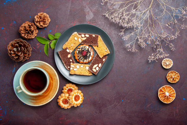 风景俯瞰美味的蛋糕片配上小饼干和一杯茶放在深色桌子上饼干甜点蛋糕茶甜胡椒小美食