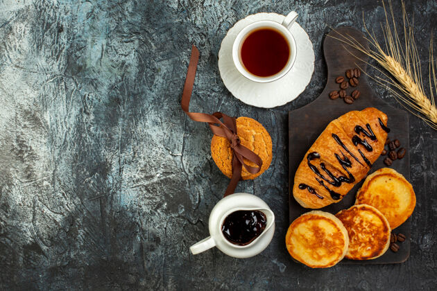 一杯茶和美味的早餐的俯视图 深色的桌子上有烤薄饼咖啡美味的早餐煎饼