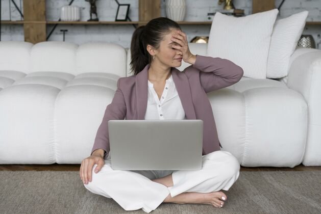 笔记本电脑坐在地板上膝上放着笔记本电脑的女人科技科技网络