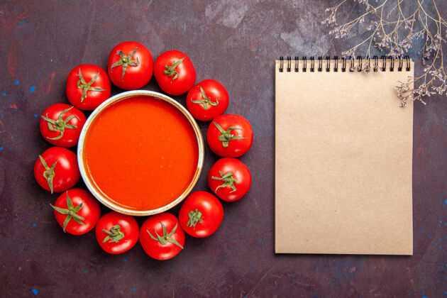 用餐俯瞰美味的西红柿汤配上鲜红色西红柿的深色背景西红柿汤一餐正餐罐头景观创意