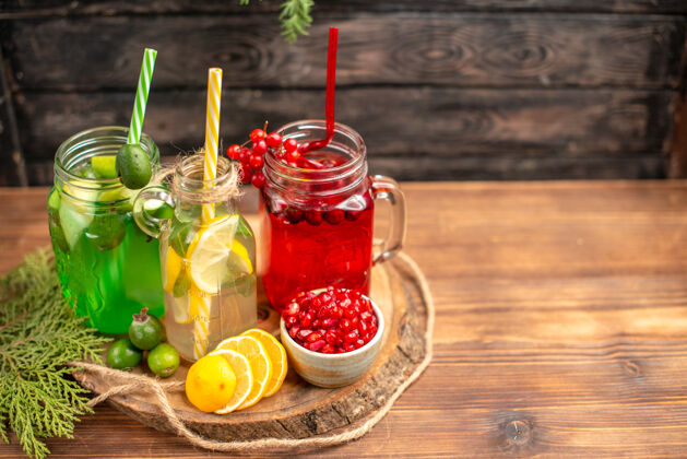 木材上图：有机新鲜果汁装在瓶子里 用管子和水果放在木制砧板上草莓果汁桌子