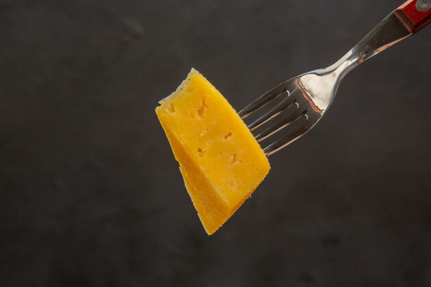 新鲜前视新鲜奶酪片叉子深色小吃照片早餐脆餐小吃食物抹刀