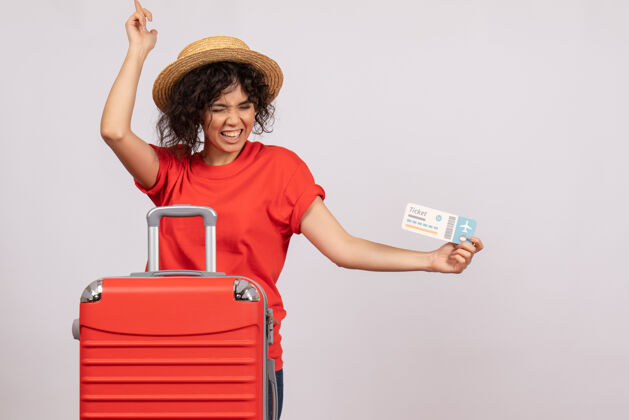 包正面图：年轻女性 带着包准备旅行 手持白色背景色的太阳旅行旅游度假休息飞机的机票旅行年轻女性航班