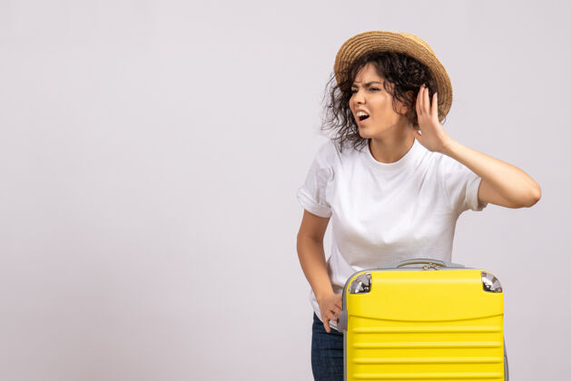 人正面图年轻女性带着黄包准备乘坐白色背景的旅行度假飞机航行彩色休息游客包美丽年轻女性