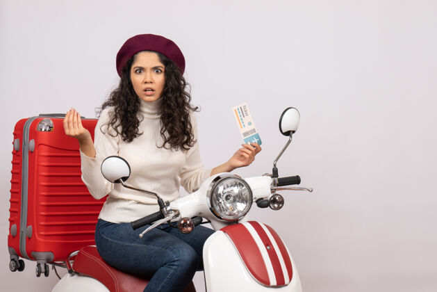 门票正面图年轻女性骑自行车持票上白色背景飞行彩色摩托车道路车辆城市速度高尔夫年轻女子摩托车