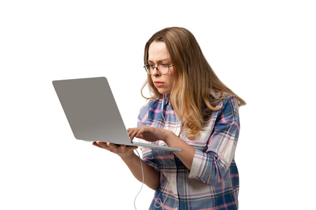 专注年轻的白人妇女使用笔记本电脑 设备 小玩意隔离在白色工作室背景复制空间年轻人人电脑