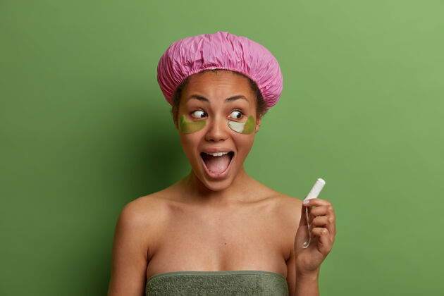 纯净健康微笑的女模特裹着浴巾 戴着绿色的眼罩洗澡情绪垫