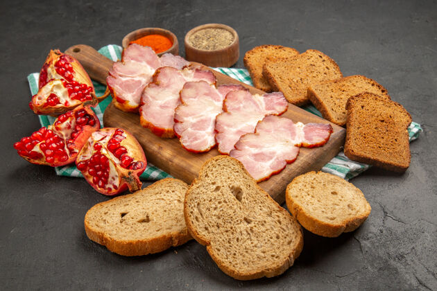 面包正面图新鲜切片火腿配调味料面包和石榴上深色餐色食物生照片肉食物正餐烘焙