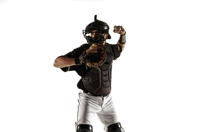 运动穿着黑色制服的棒球运动员在白色背景下练习和训练黑色动作头盔