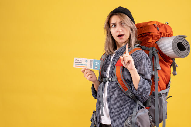 背包背着背包拿着机票的旅行女孩有了一个惊喜的主意模型女孩旅行者成人