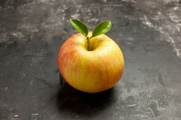 饮食正面图新鲜苹果上的深色水果成熟的维生素树醇厚的果汁照片的颜色前多汁食品