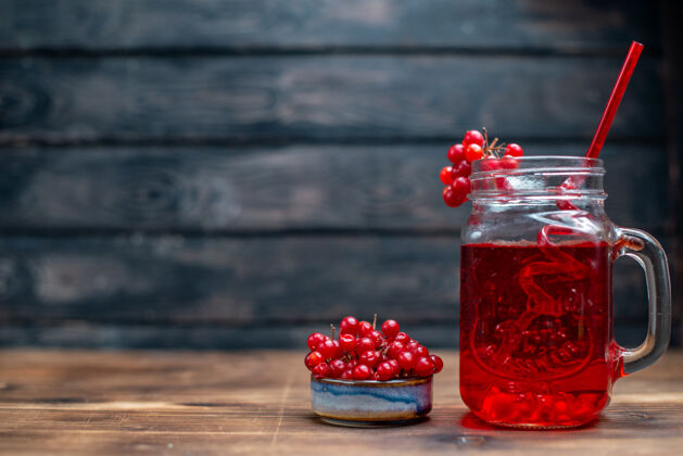 里面正面图新鲜的蔓越莓汁可以放在深色书桌上的酒吧里水果照片鸡尾酒颜色的饮料甜点水果桌子