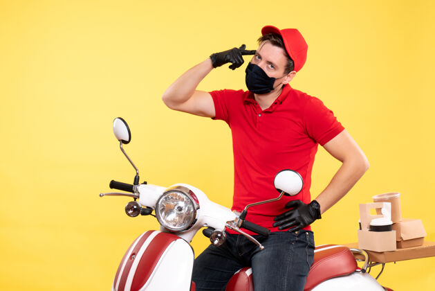 送货正面图：穿着红色制服 戴着黄色面具的男信使服务摩托车工作