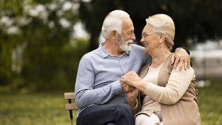 老年中枪笑脸情侣浪漫夫妻退休
