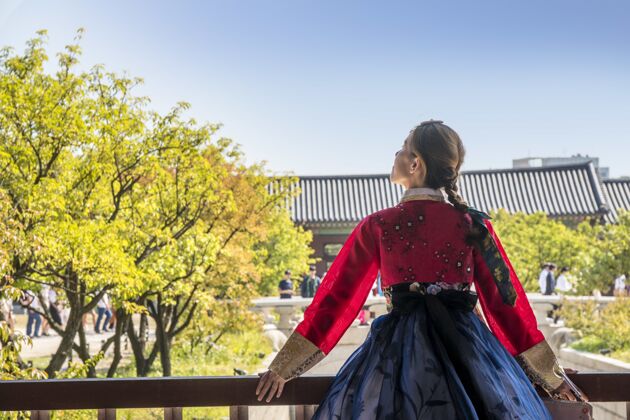 中国穿着传统韩服的女人仰望天空年轻日本东方