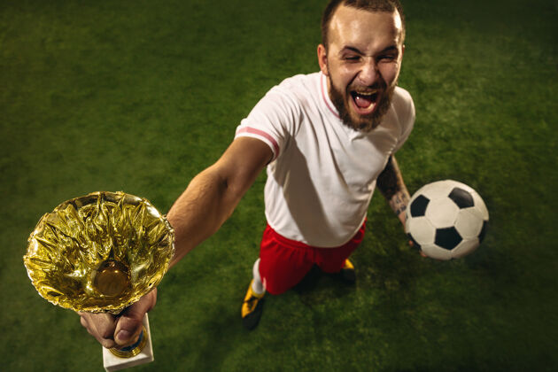 赢家绿草上足球或足球运动员的顶视图人人专业