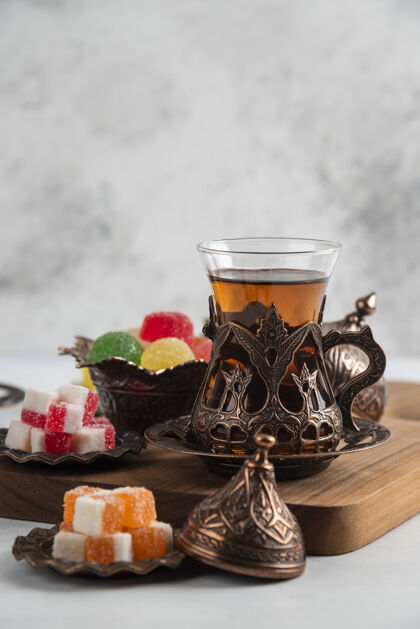 提神糖果和茶的特写镜头新鲜水茶碟
