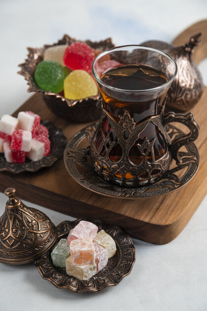 杏仁茶具 果醬 木棉花和香茶的特寫鏡頭茶壺火雞杯子