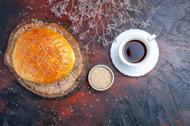 咖啡顶视图甜甜的烤面包和一杯茶在黑暗的表面早餐面包杯子