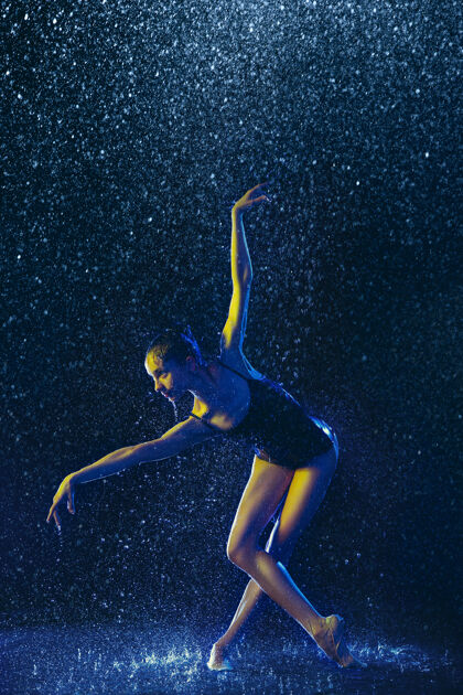 体操两个年轻的女芭蕾舞演员在水滴下身体成人平衡