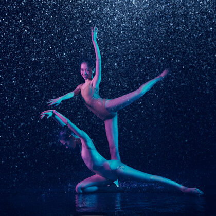 身体两个年轻的女芭蕾舞演员在水滴下动作美女人