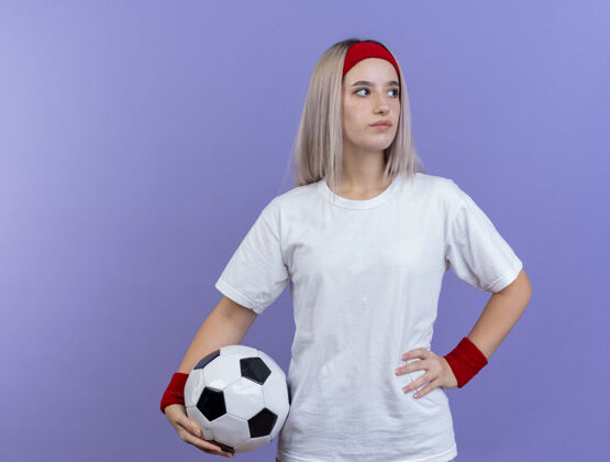 信心自信的年轻白人运动女孩戴着背带和头带头带壁板年轻